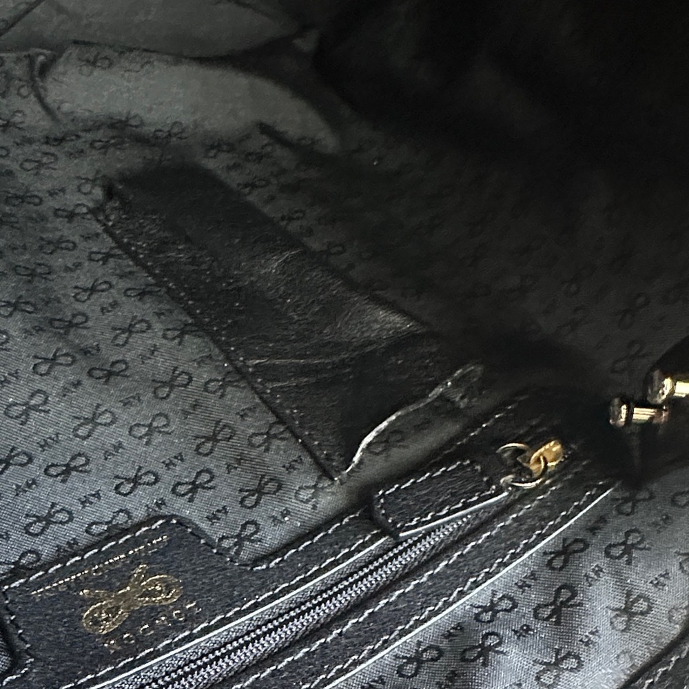 Anva Hindmarch Elegant Black Leather Shoulder Bag with Chain Accents - Picture 7 of 17